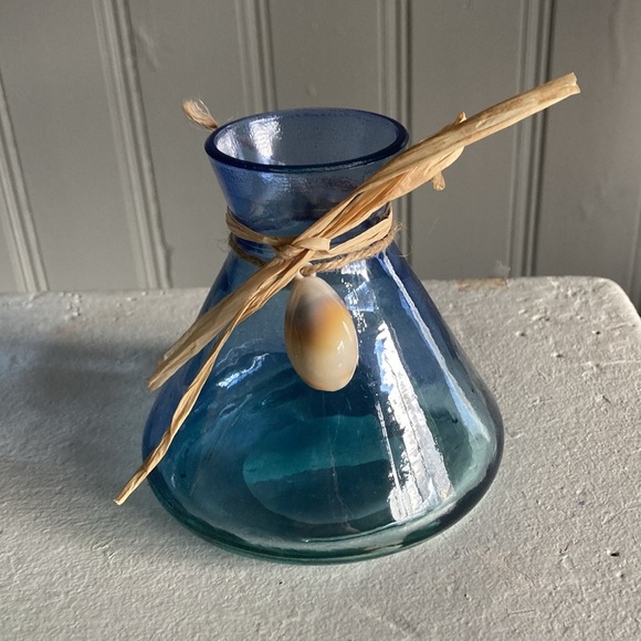 NWT Set of 3- Translucent Beach Glass Bottle Vases with Seashell Accents - Picture 6 of 17